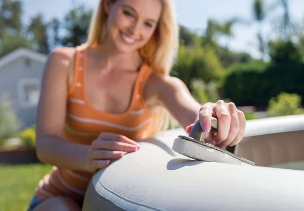 ​Kit pentru intretinere piscina Spa Intex, realizat din PVC, minciog, perie, burete 2