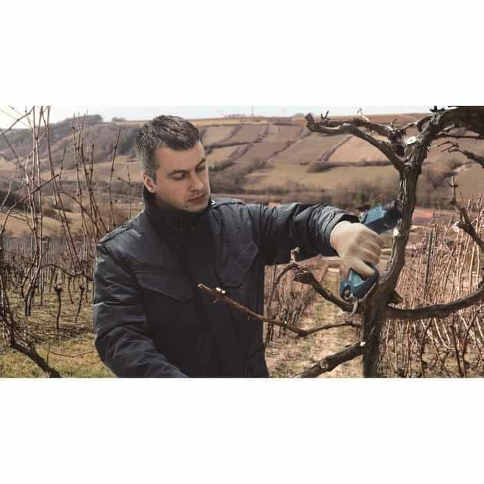 Foarfeca de gradina Bosch Pro Pruner​​​​​​​, pentru crengi si vie, lama otel, cu 2 acumulatori 3 Ah si incarcator, 30.2 x 5.5 x 9.9 cm