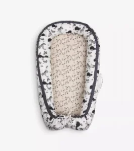 Cosulet bebelus pentru dormit Baby Nest DacEnergy©, realizat din satin, pentru nou-nascuti, imprimeu zoo, alb si negru