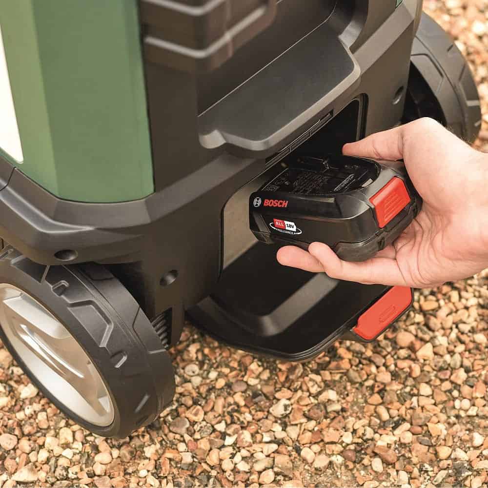 ​Aparat de spalat cu presiune Bosch, patru modele de stropit, presiune reglabila a apei, SmartBrush, 18V Li-Ion, cu rezervor 15 l, fara acumulator 5