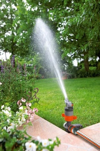 Aspersor Gardena, cu spin, 4 bar, raza de udare reglabila 10 - 24 m, suprafata maxima de irigare 450 mp 3