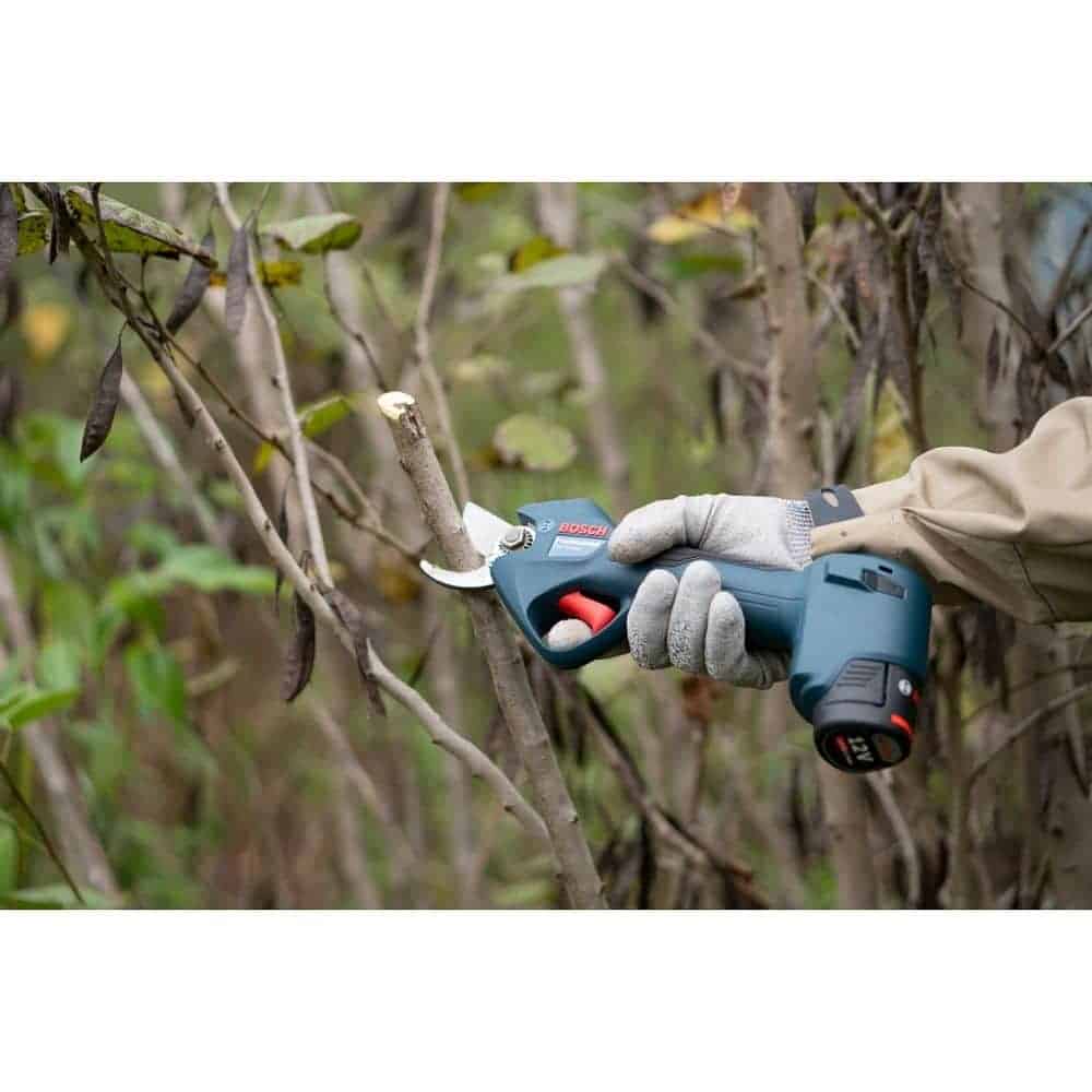 Foarfeca de gradina Bosch Pro Pruner​​​​​​​, pentru crengi si vie, lama otel, cu 2 acumulatori 3 Ah si incarcator, 30.2 x 5.5 x 9.9 cm 3