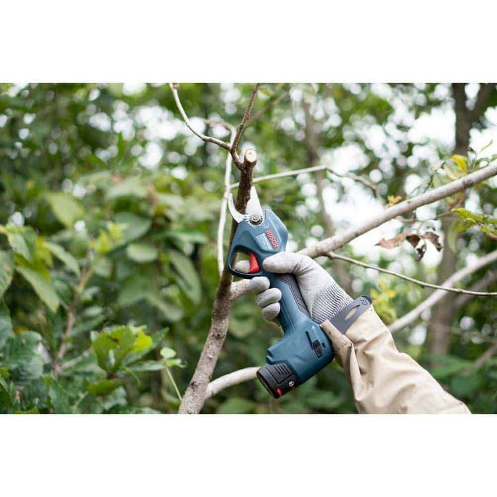 Foarfeca de gradina Bosch Pro Pruner​​​​​​​, pentru crengi si vie, lama otel, cu 2 acumulatori 3 Ah si incarcator, 30.2 x 5.5 x 9.9 cm 5